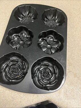 Wilton Black Floral 6-Cup Muffin Pan